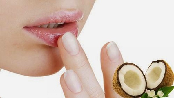Dầu dừa chứa các thành tố có lợi cho đôi môi