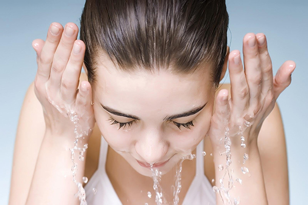 Sau hairstroke lông mày thì bao lâu được sử dụng sữa rửa mặt?